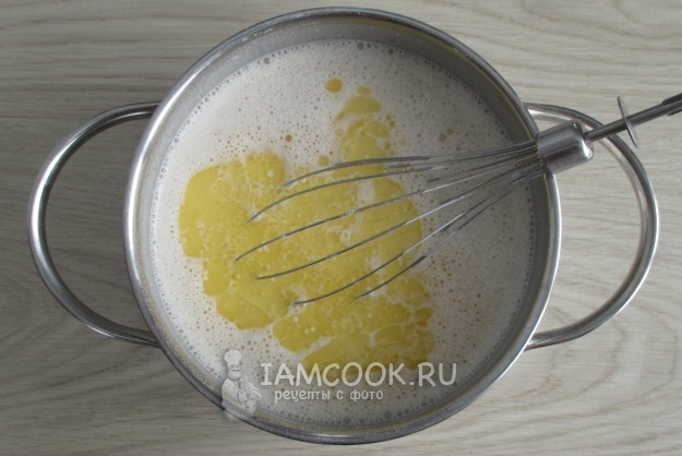 Влить масло