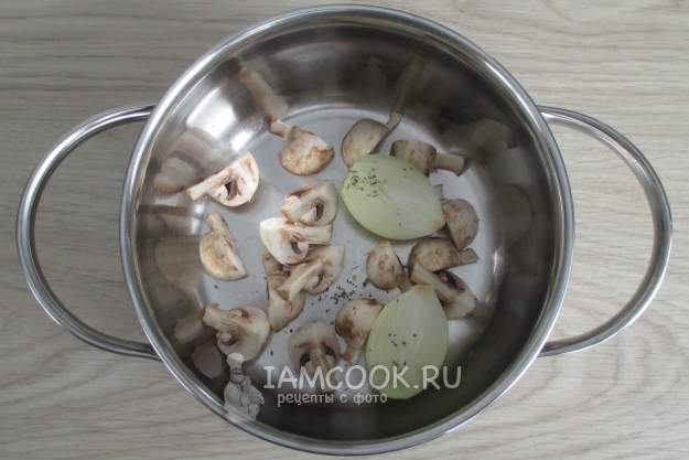 Положить в кастрюлю лук и шампиньоны