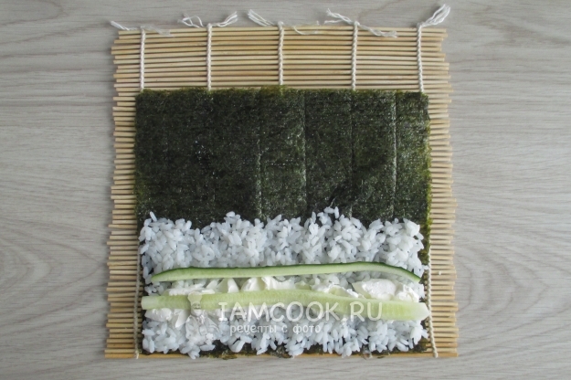 Положить сыр и огурец