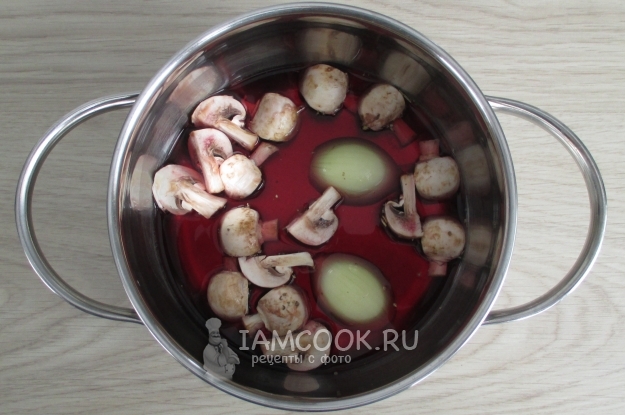 Влить вино и бульон