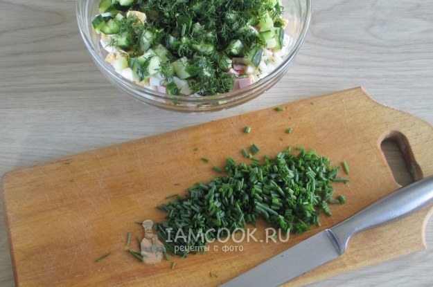 Порезать лук и укроп