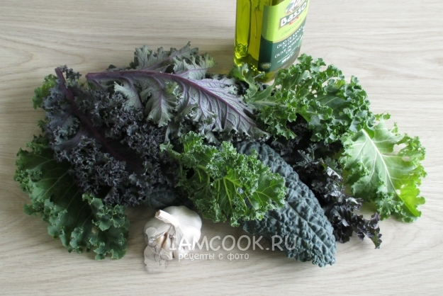 Ингредиенты для тушеной капусты кале с чесноком