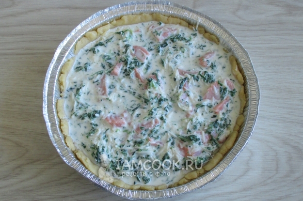 Влить сметанную заливку