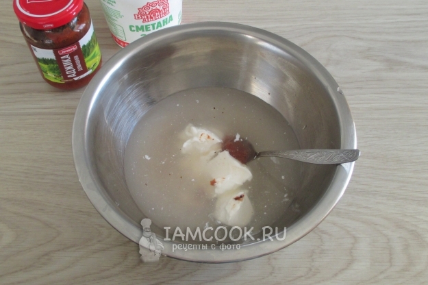 Соединить воду, сметану и аджику