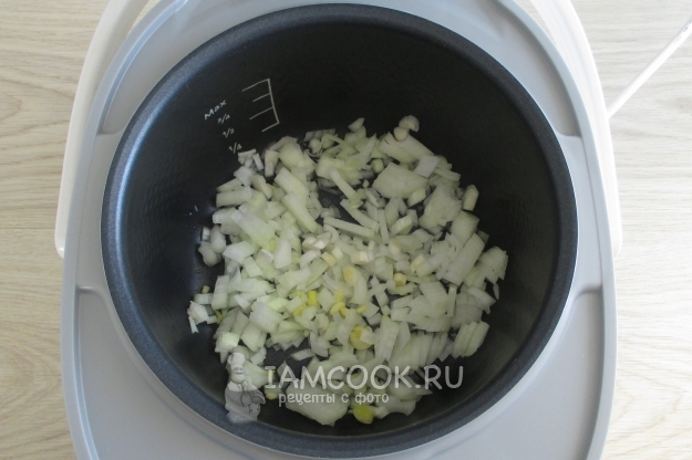 Положить лук в мультиварку