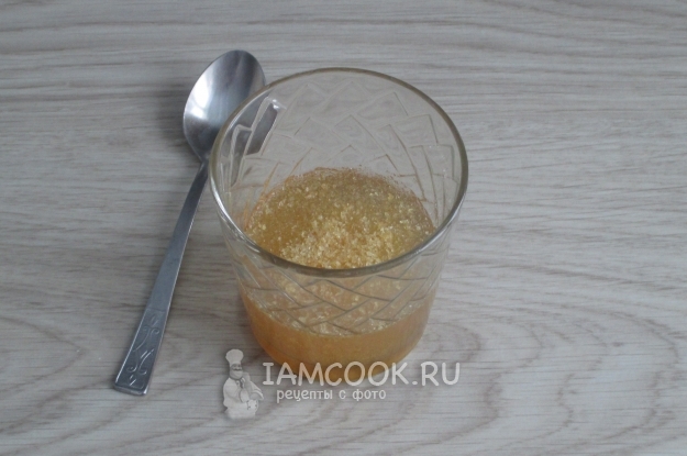 Всыпать желатин в сок