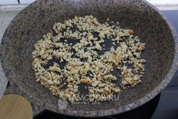 Обжарить крошку