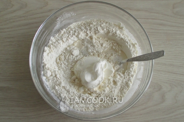 Добавить воду и сметану