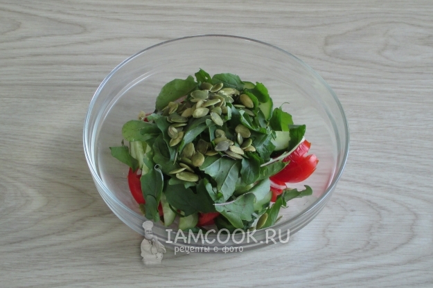 Добавить семечки и рукколу