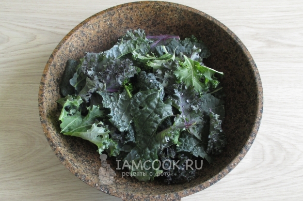 Положить листья в сковороду