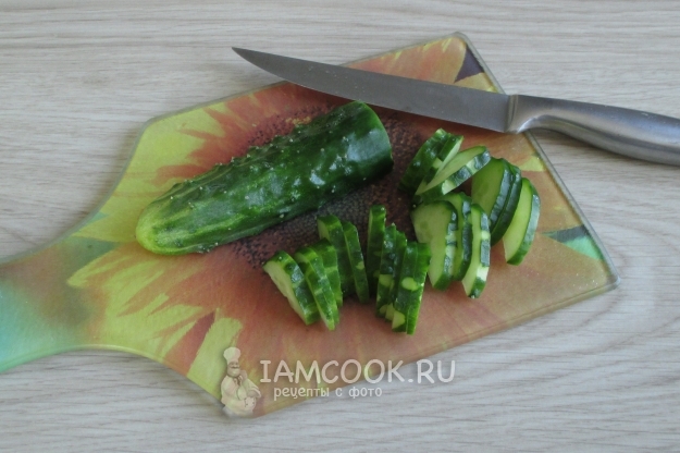 Порезать огурцы