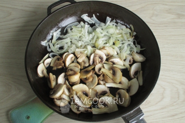 Положить к луку грибы