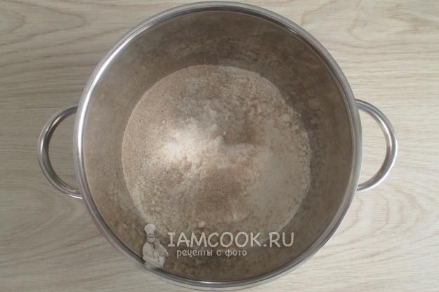 Соединить муку, соль, дрожжи и сахар