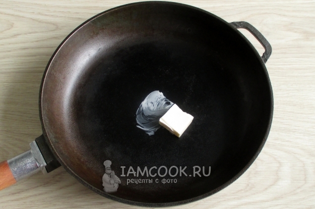 Положить масло на сковороду