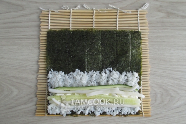 Положить кальмаров