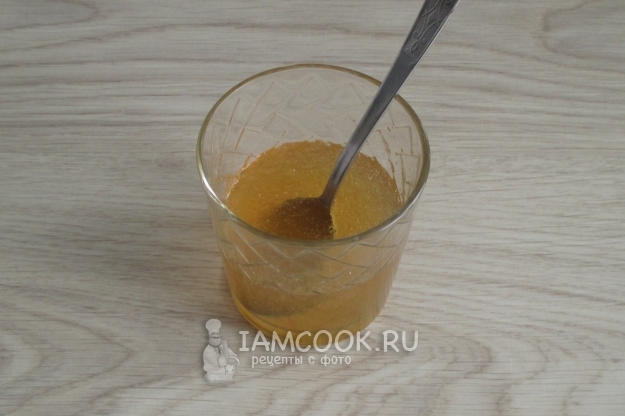 Дать желатину набухнуть