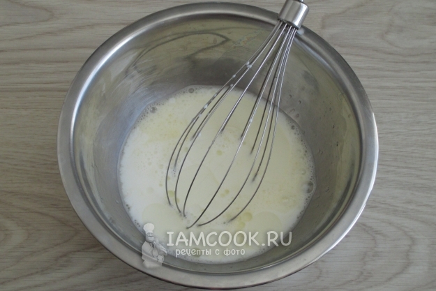 Влить молоко и масло