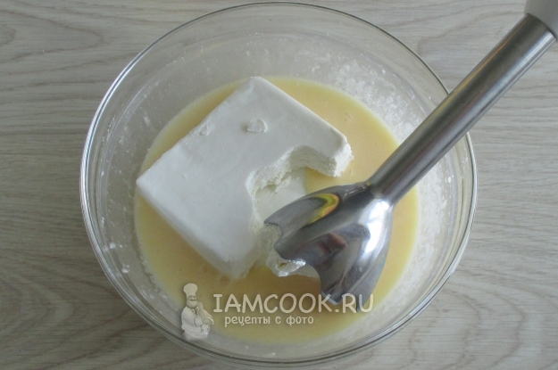 Положить творог