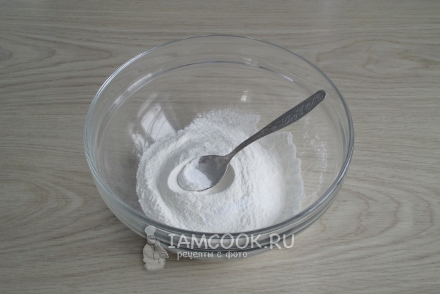 Соединить муку, сахар, соль и соду