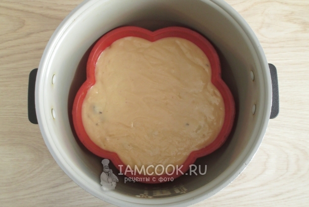 Перелить тесто в форму