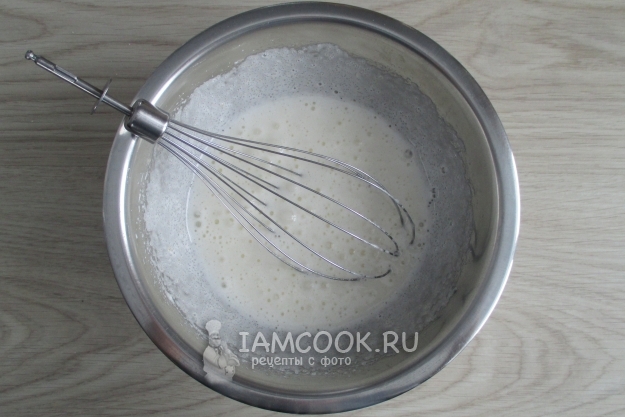 Влить молоко и масло