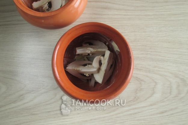 Положить грибы