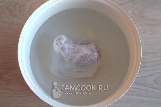 Положить мясо в пакете в воду