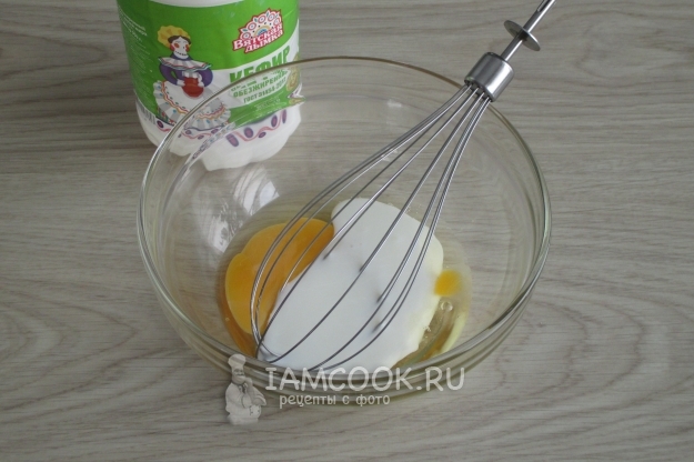 Соединить яйцо с кефиром