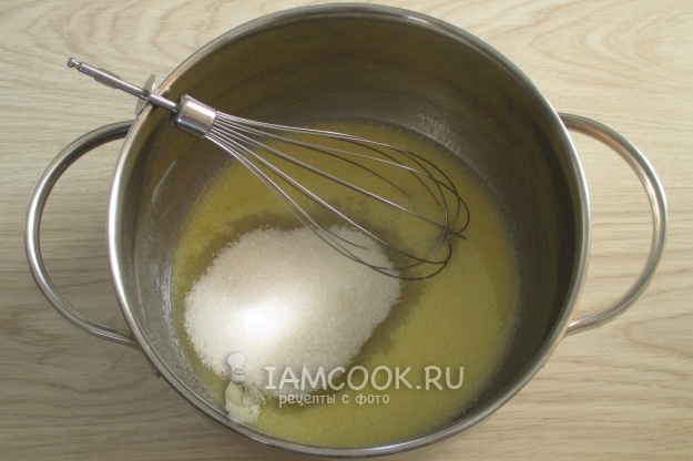 Соединить масло и сахар