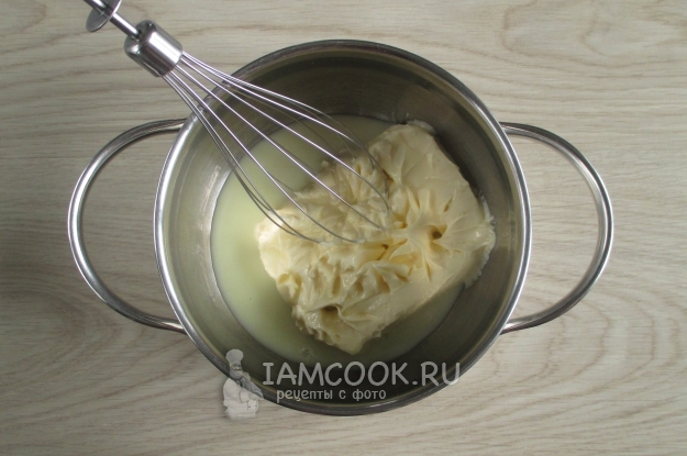 Соединить масло со сгущенкой
