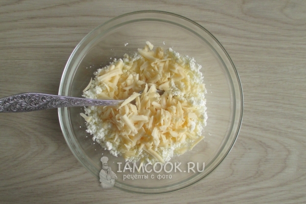Положить тертый сыр
