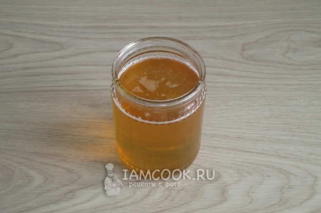 Влить желатин в яблочный сок