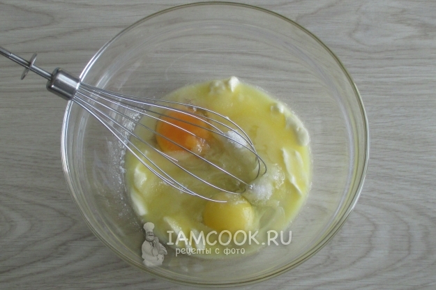 Соединить масло, яйца и сахар