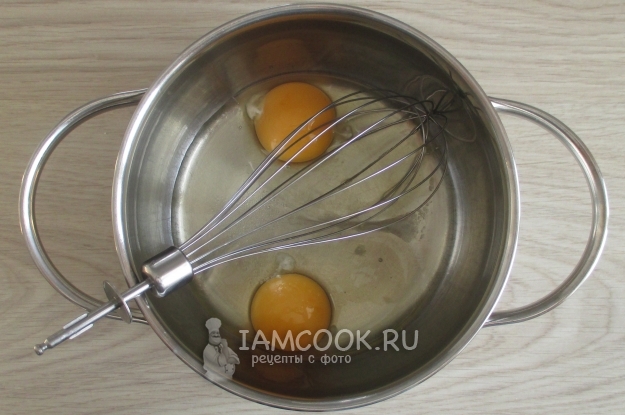 Соединить яйца с сахаром
