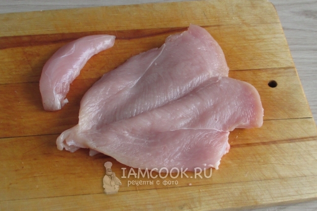 Разрезать куриное филе вдоль