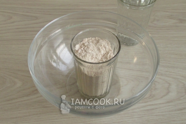 Насыпать муку в стакан