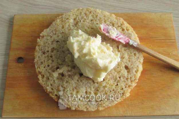 Положить крем на корж