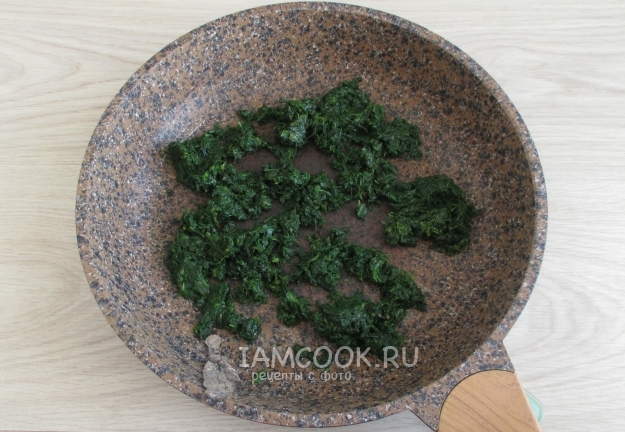 Обжарить шпинат