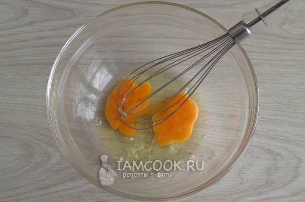 Вбить в миску яйца