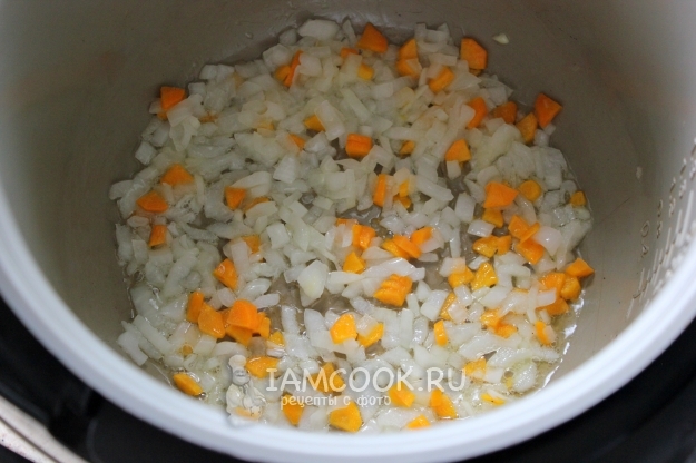 Обжарить лук с морковью