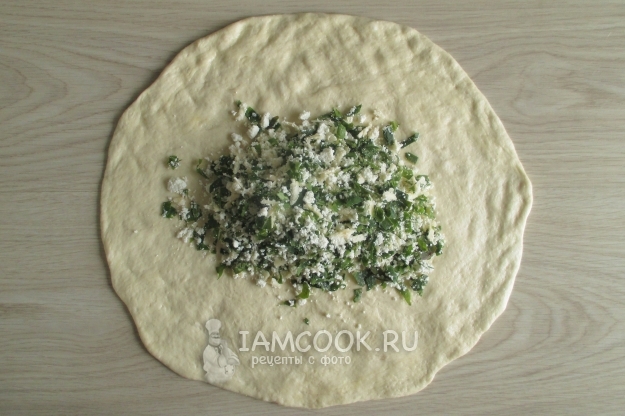 Положить на тесто начинку