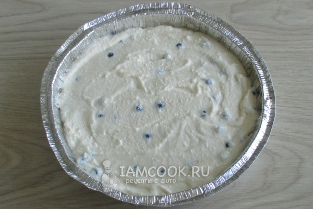 Выложить творожную массу в форму