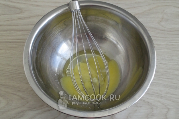 Взбить яйца с сахаром
