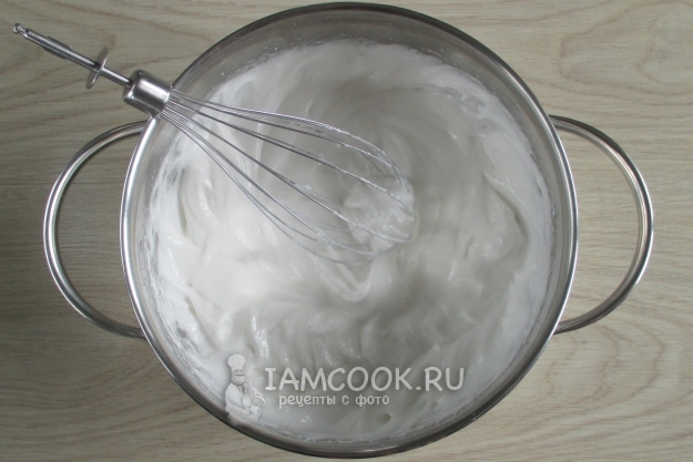 Взбить белки с сахаром