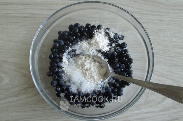 Соединить ягоды, крахмал и сахар