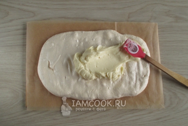 Смазать корж кремом