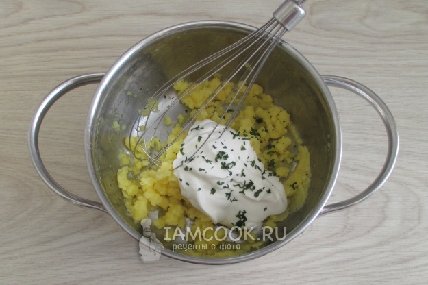 Положить сметану и зелень