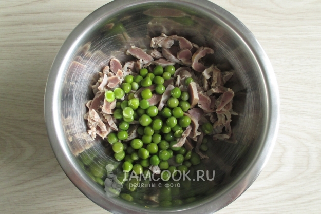 Положить зеленый горошек