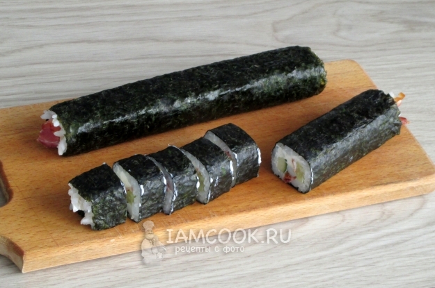 Фото роллов с кальмаром и беконом