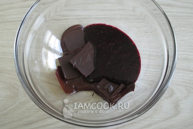 Соединить шоколад с черничной массой